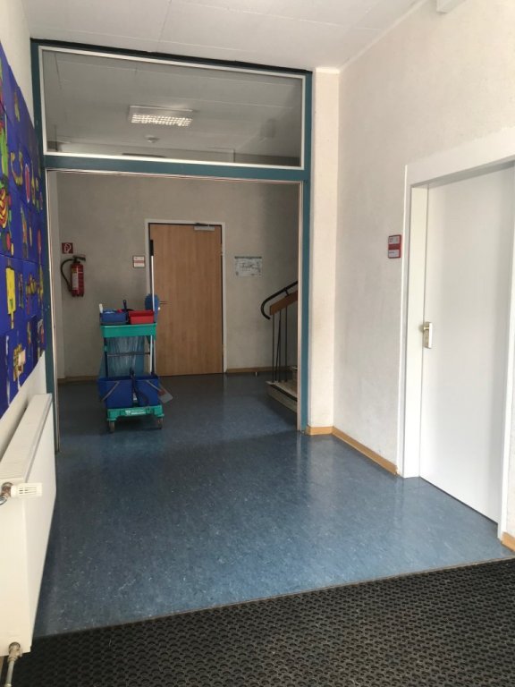 eingangsbereich_klassentrakt_links_2